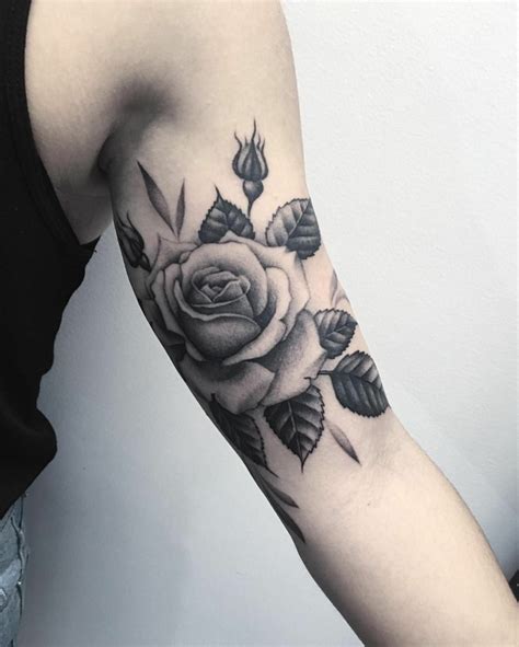 rose tatuaggio braccio|Il fascino intenso dei tatuaggi rose: un tocco di eleganza sul。